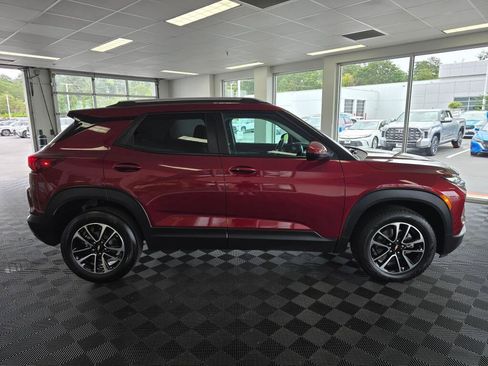 Used 2025 Chevrolet TrailBlazer LT AWD/4WD image 2