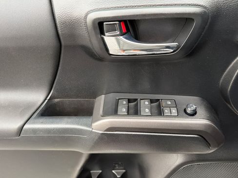 Used 2021 Toyota Tacoma TRD Sport w/ Technology Package RWD image 12