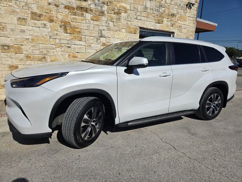 Used 2024 Toyota Highlander XLE FWD image 2