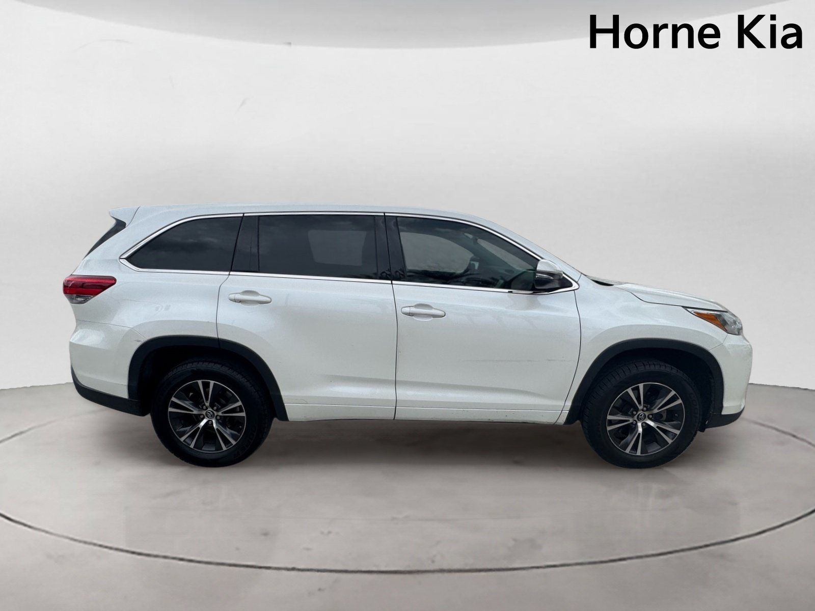 Used 2018 Toyota Highlander LE FWD image 3