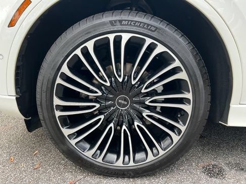 Used 2023 Lincoln Aviator Black Label w/ Dynamic Handling Package AWD/4WD image 13