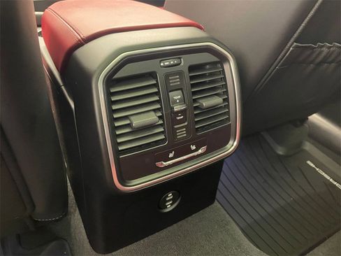 Certified 2025 Porsche Macan image 16