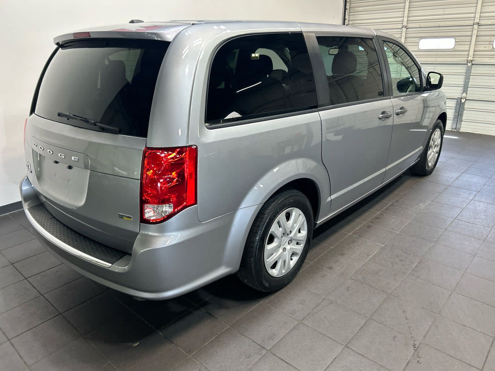 Used 2019 Dodge Grand Caravan SE w/ UConnect Hands-Free Group FWD image 3