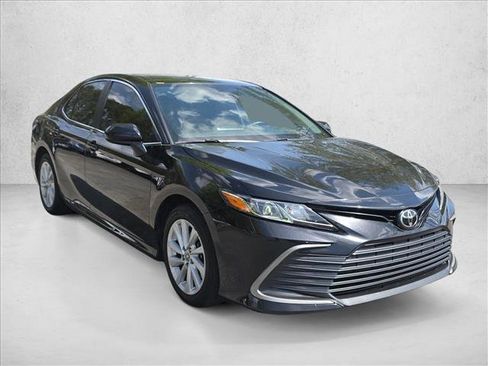 Used 2022 Toyota Camry LE image 3