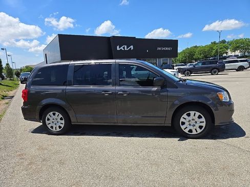 Used 2019 Dodge Grand Caravan SE FWD image 2
