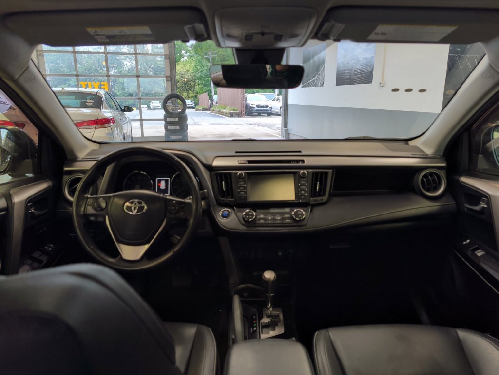 Used 2018 Toyota RAV4 Limited FWD image 15