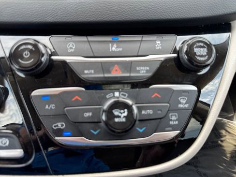 Used 2022 Chrysler Pacifica Touring-L image 27