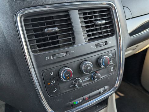 Used 2019 Dodge Grand Caravan SXT FWD image 17
