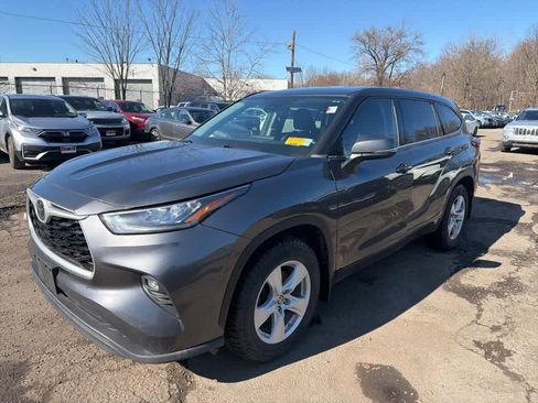 Used 2020 Toyota Highlander LE image 2