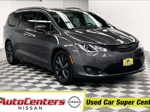 Used 2018 Chrysler Pacifica Limited w/ Advanced Safetytec Group FWD image 1