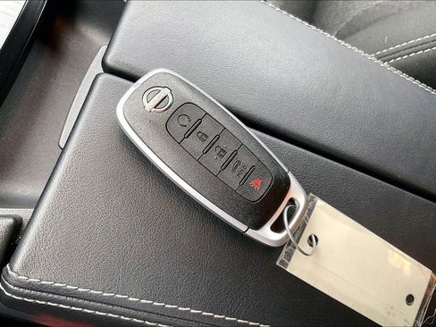 Used 2025 Nissan Rogue SV image 11