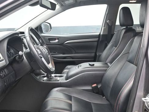 Used 2019 Toyota Highlander SE image 6