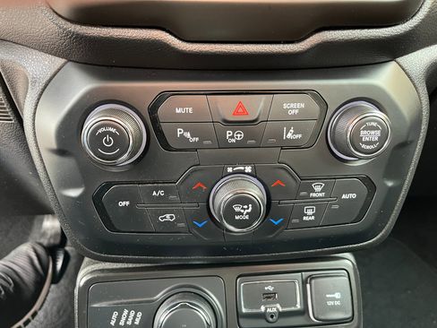 Used 2021 Jeep Renegade Latitude w/ Luxury Group I image 19