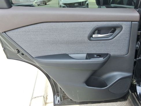 Used 2023 Nissan Rogue SV AWD/4WD image 23