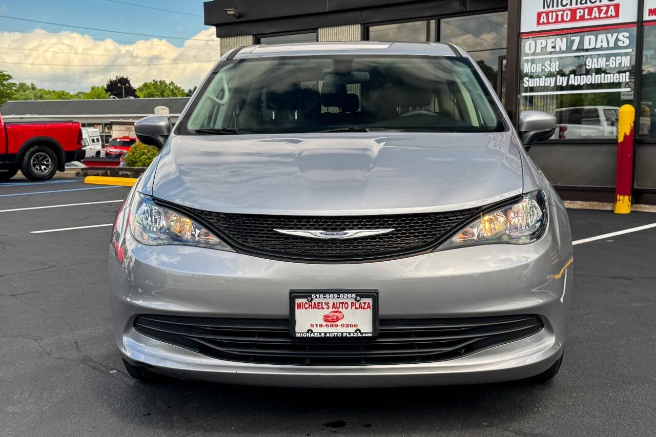 Used 2020 Chrysler Voyager L FWD image 9