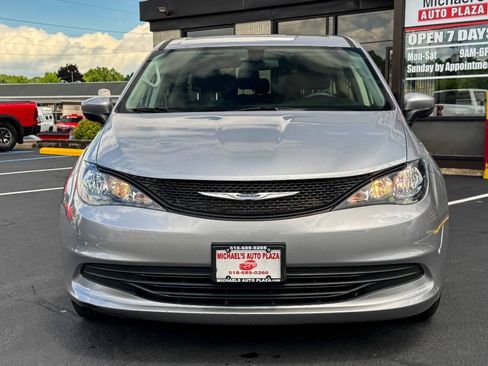 Used 2020 Chrysler Voyager L FWD image 9