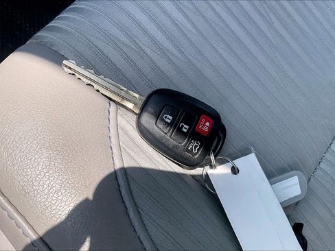Used 2019 Toyota Highlander Plus FWD image 13