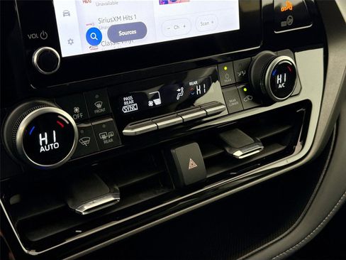 Used 2024 Toyota Highlander LE image 24