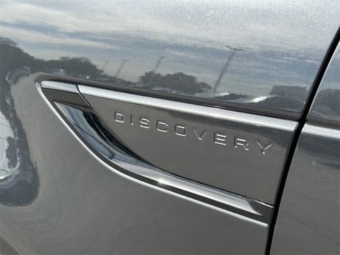Used 2025 Land Rover Discovery Dynamic SE image 11