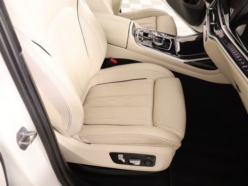 Used 2023 BMW X7 xDrive40i w/ M Sport Package AWD/4WD image 15