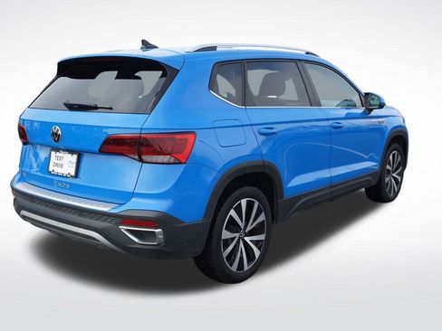 Used 2023 Volkswagen Taos SE w/ Panoramic Sunroof Package image 8