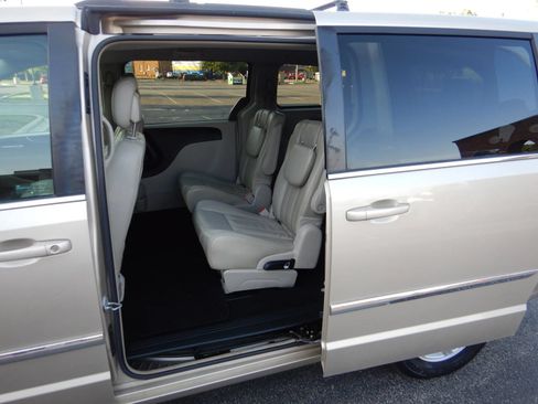 Used 2013 Chrysler Town & Country Touring FWD image 15