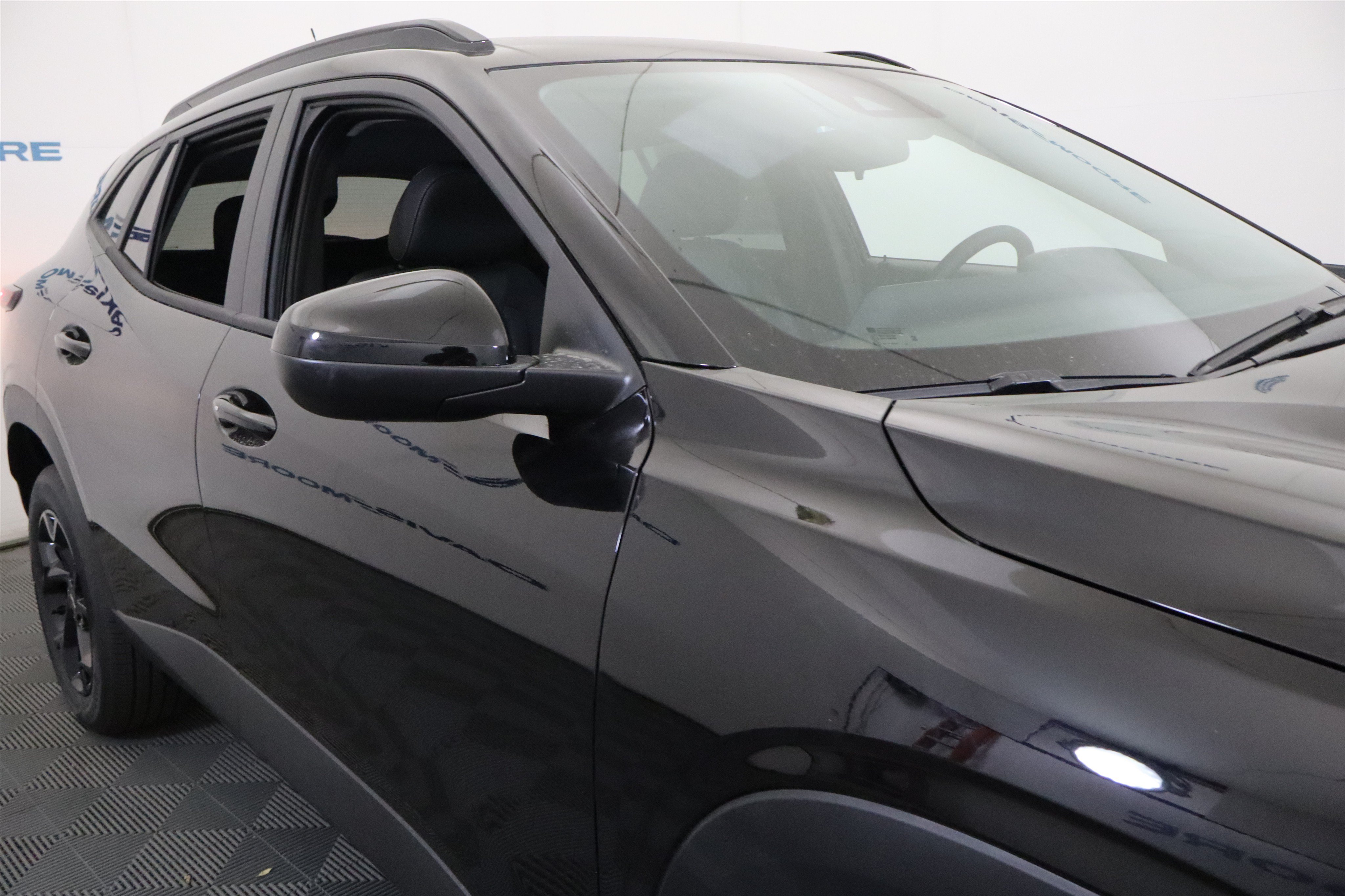 New 2026 Chevrolet Trax LT w/ Midnight Edition FWD image 4