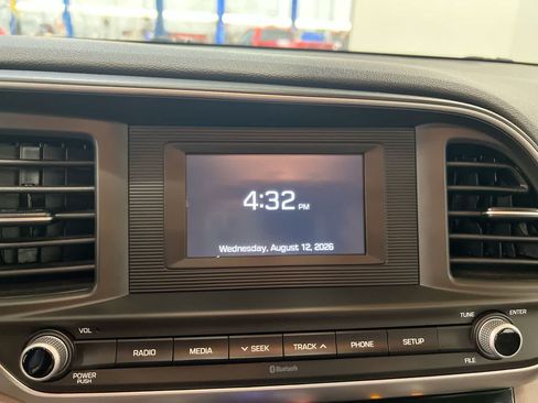 Used 2020 Hyundai Elantra SE FWD image 24