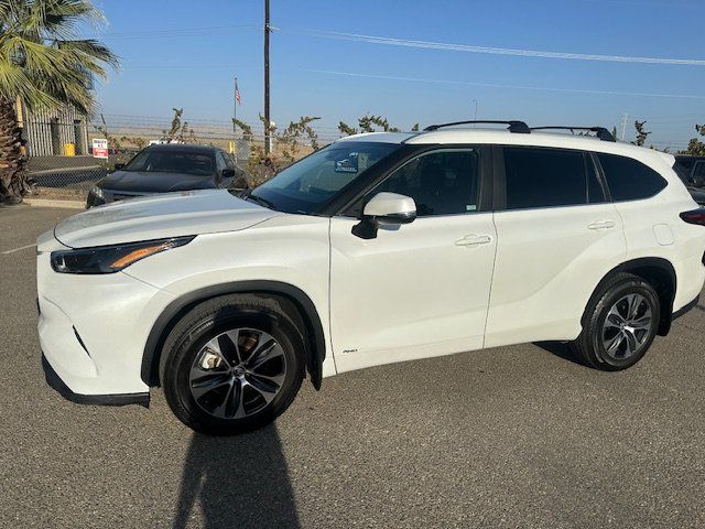 Used 2023 Toyota Highlander XLE AWD/4WD image 2