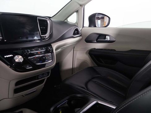 Used 2023 Chrysler Pacifica Touring-L FWD image 34