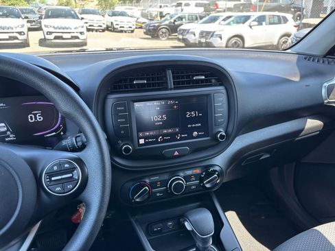 Used 2025 Kia Soul LX w/ LX Technology Package FWD image 17