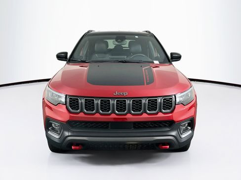 Used 2025 Jeep Compass Trailhawk AWD/4WD image 2