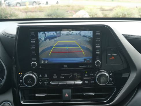 Used 2021 Toyota Highlander Limited image 16