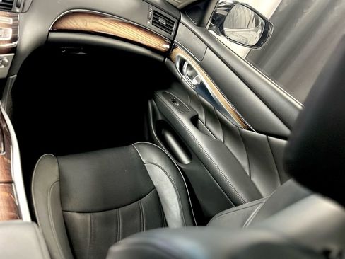 Used 2017 INFINITI Q70 L 3.7 w/ Deluxe Touring Package image 19