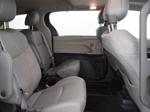 Used 2023 Toyota Sienna XLE FWD image 14