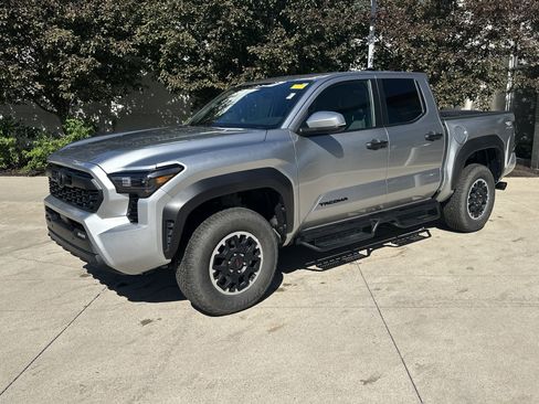 Certified 2025 Toyota Tacoma TRD Off-Road AWD/4WD image 3
