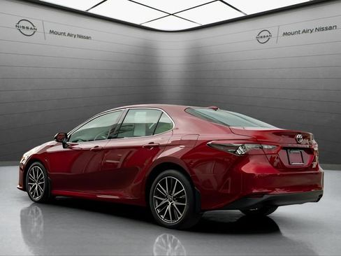 Used 2022 Toyota Camry XLE AWD/4WD image 3