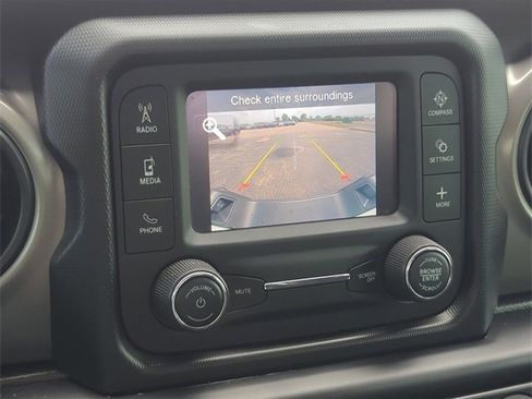 Certified 2021 Jeep Gladiator Willys image 18