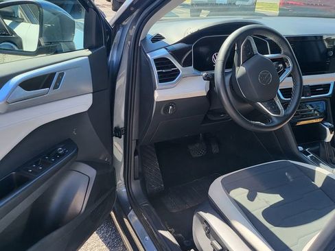 Used 2025 Volkswagen Taos SE image 3