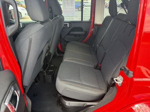 Used 2025 Jeep Wrangler Unlimited Sahara AWD/4WD image 10