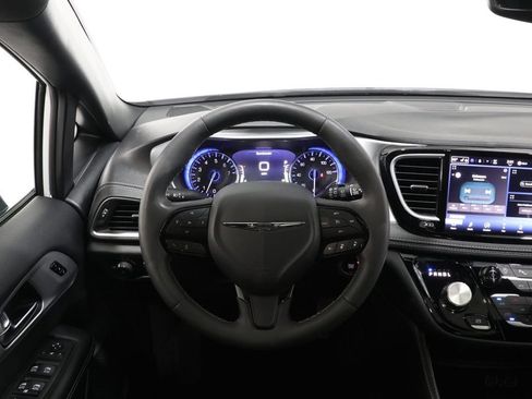 Used 2025 Chrysler Pacifica Limited FWD image 14