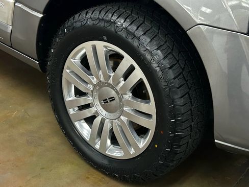 Used 2011 Lincoln Navigator 2WD image 27