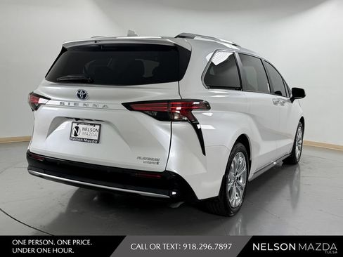 Used 2024 Toyota Sienna Platinum FWD image 6