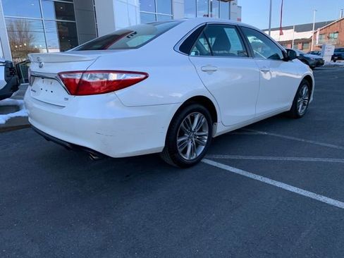 Used 2016 Toyota Camry SE image 3