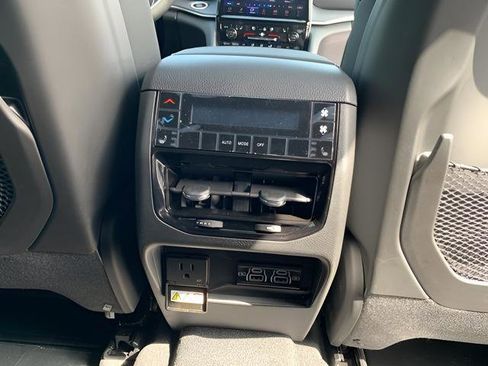 New 2025 Jeep Grand Cherokee L Limited w/ Luxury Tech Group II image 37