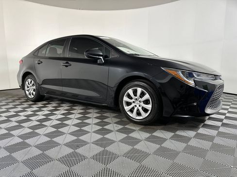 Used 2021 Toyota Corolla LE image 2