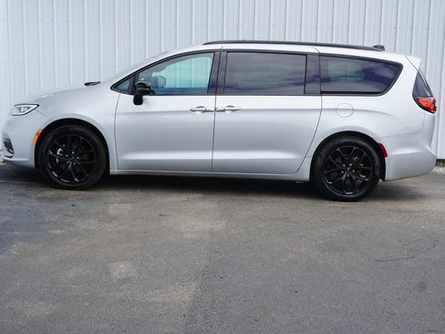 Used 2024 Chrysler Pacifica Touring-L w/ S Appearance Package FWD image 3