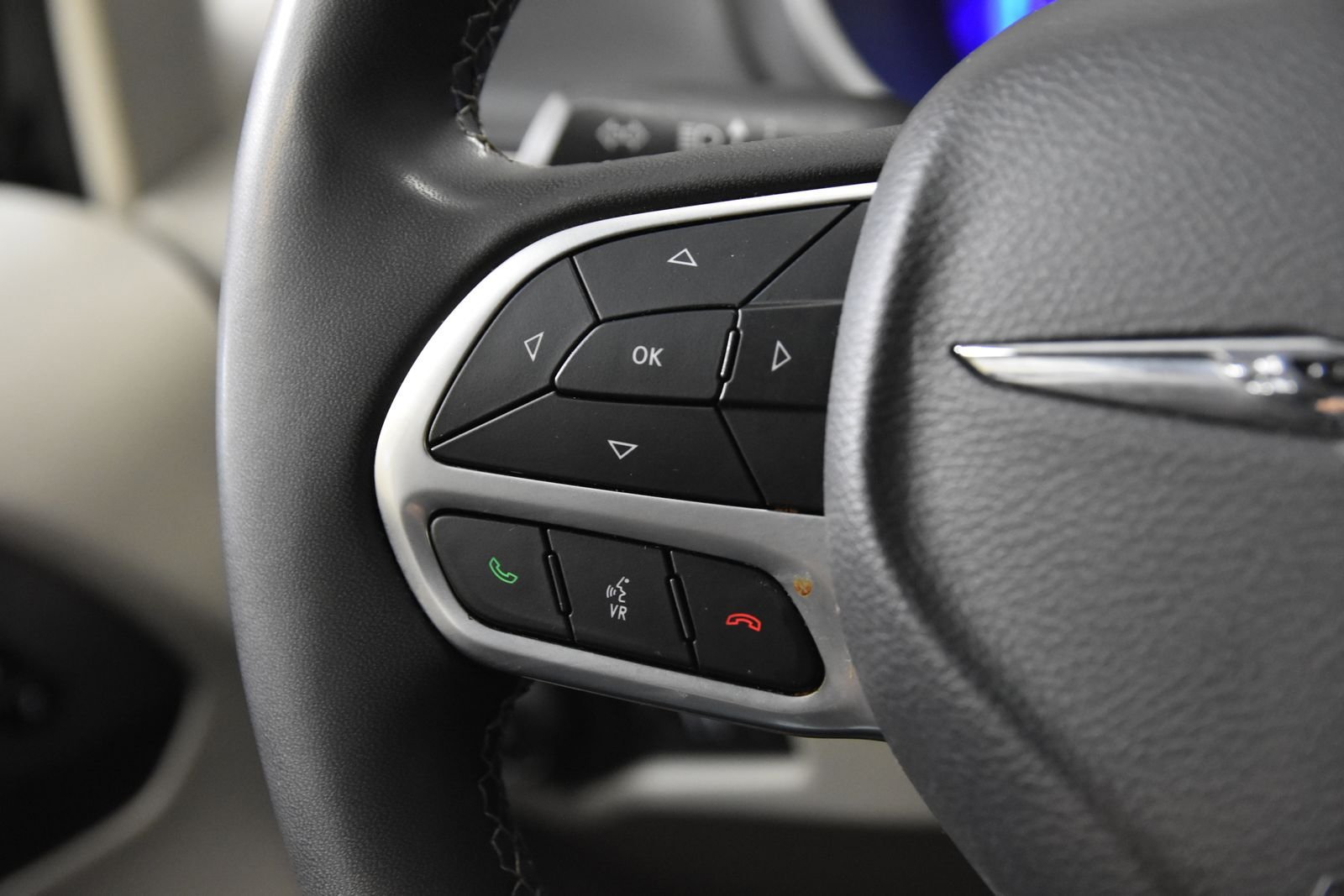 Used 2023 Chrysler Pacifica Touring-L FWD image 16