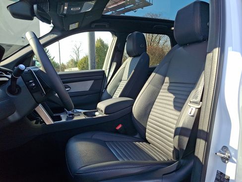 Used 2025 Land Rover Discovery Sport Dynamic SE image 3