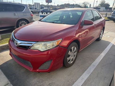 Used 2014 Toyota Camry LE image 1